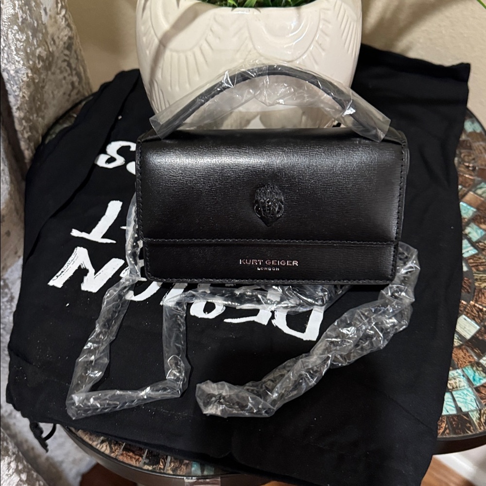 Mini Kurt Geiger London
Croco Bond Top Handle Crossbody Bag